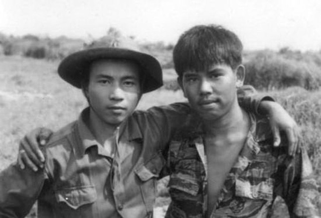 Bức ảnh Hai người lính trong bộ ảnh đoạt Giải thưởng Hồ Chí Minh của tác giả Chu Chí Thành