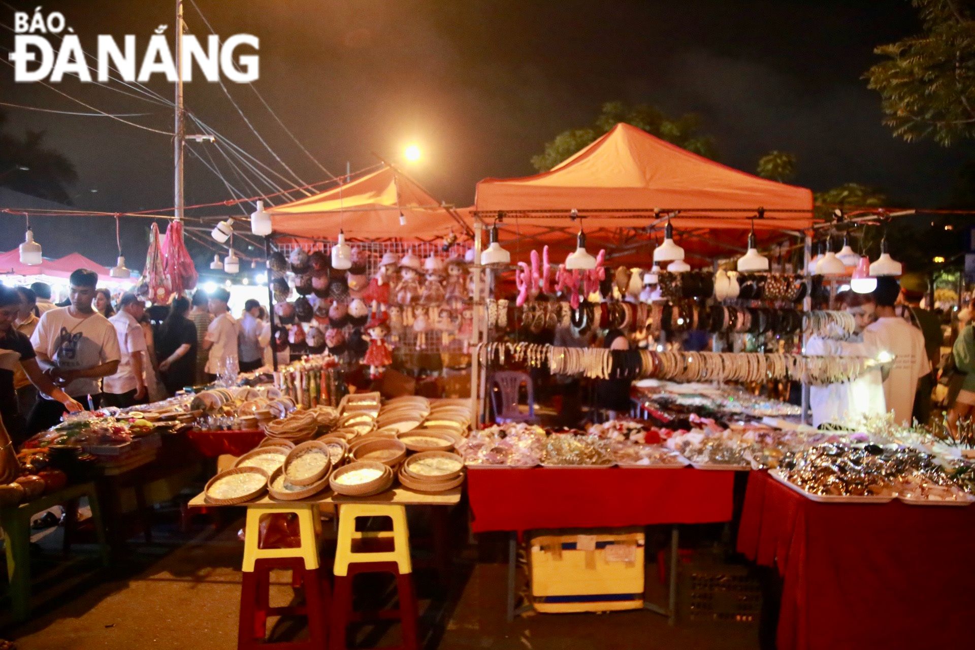 Tại khu vực chợ đêm Sơn Trà, nhiều hộ kinh doanh cũng hưởng ứng chiến dịch bằng cách tắt hết bóng đèn, thiết bị điện trong khung giờ từ 20 giờ 30 đến 21 giờ 30 cùng ngày.