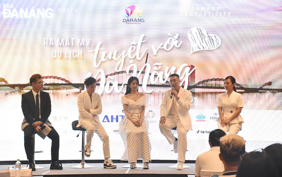  Singer-songwriter Only C (2nd from the right) interacts with the audience in a ceremony to release the MV 'Tuyet Voi Da Nang'. Photo: THU HA