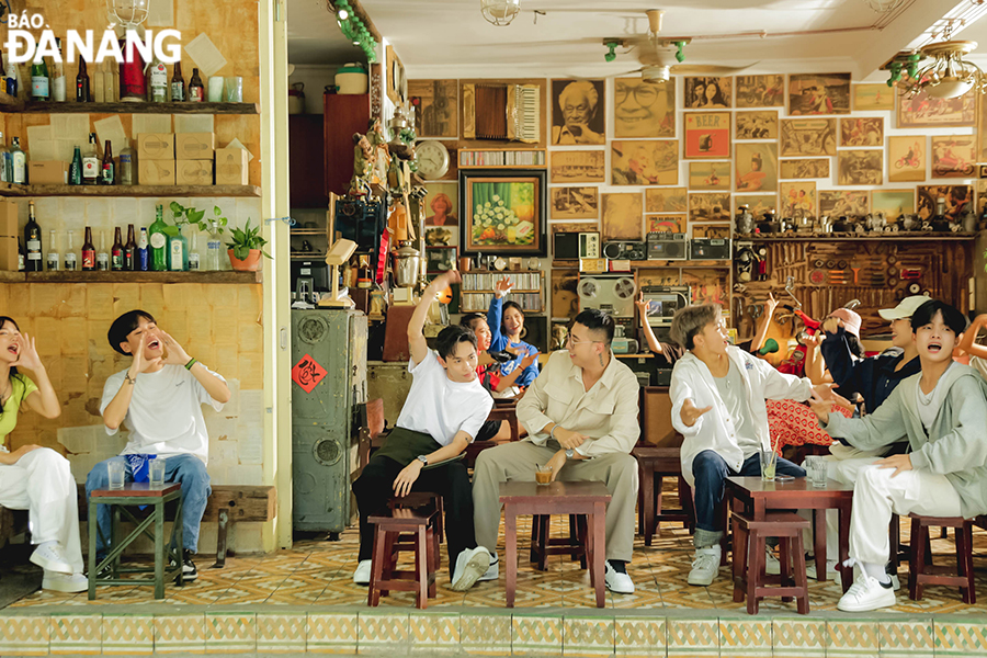 Many familiar images of famous destinations, and typical dishes of Da Nang have been included in the newly-released MV.