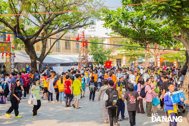 The vibrant camping atmosphere is recorded at the Le Loi Junior High School in My An Ward, Ngu Hanh Son District.