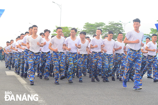 Runners in the 1km army run 