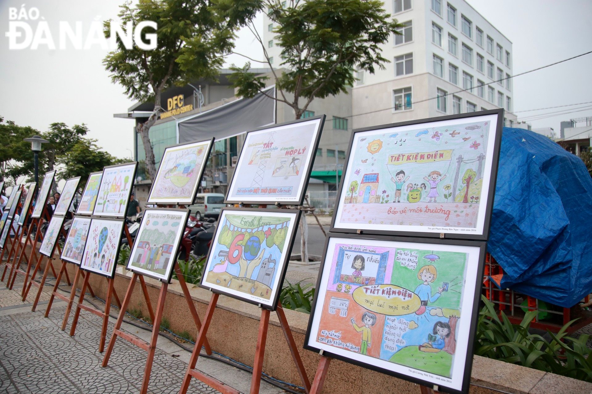 In parallel with sports and cultural activities, an exhibition featuring 79 paintings made by pupils citywide about electricity saving and green lifestyle is being held in response to this year's Earth Hour