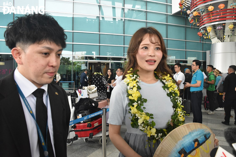 Chị Konuma Mizuki (phải) bày tỏ sự vui mừng khi được chào đón nồng nhiệt tại sân bay và chị hy vọng sẽ có khoảng thời gian trải nghiệm tuyệt vời tại Đà Nẵng. Ảnh: THU HÀ.