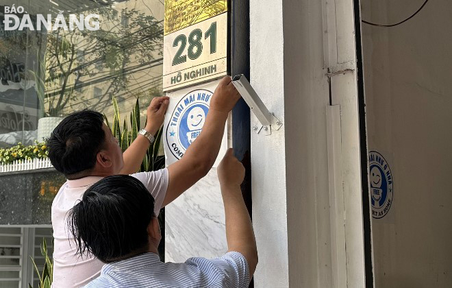 A logo carrying the message ‘Comfort as home’ is placed right in front of a hotel on Ho Nghinh Street. Photo: HOANG HIEP