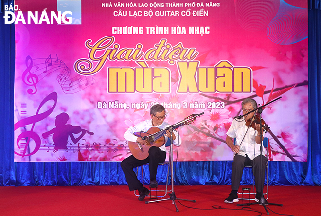 Guitarist and violinist perform the 'Romance' performance during the concert. Photo: X.D