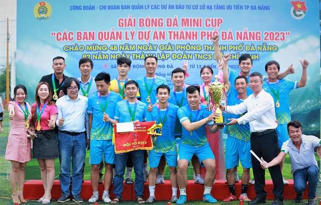 Ông Huỳnh Anh Vũ, Phó Giám đốc BQL các dự án đầu tư cơ sở hạ tầng ưu tiên TP. Đà Nẵng, Trưởng BTC giải trao Cúp Vô địch cho đội SC5.
