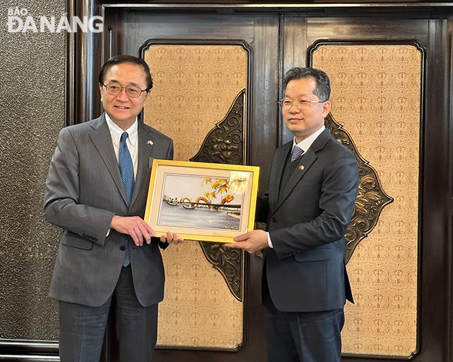 Da Nang Party Committee Secretary Nguyen Van Quang (right) presents a memento to the Governor of Kanagawa.