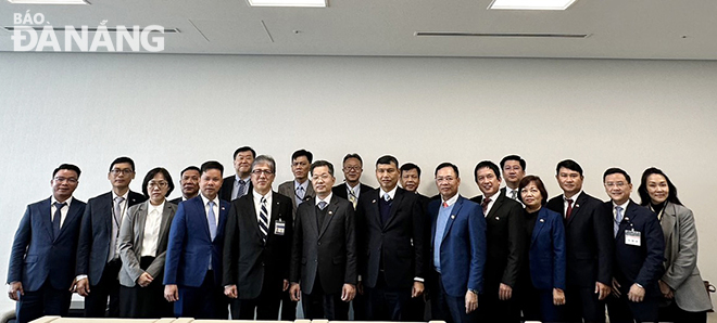 Da Nang officials take a souvenir photo with the leaders of Yokohama city.