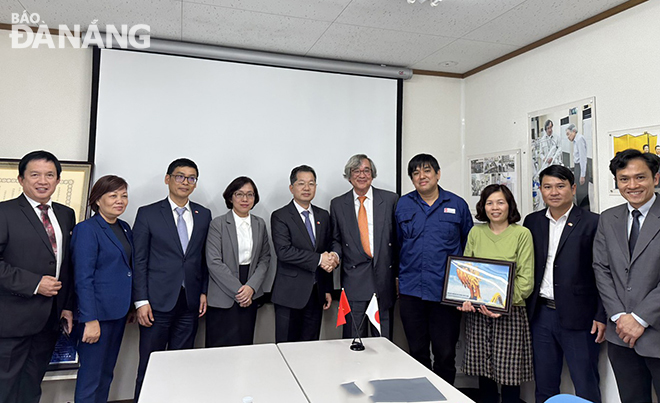 The Da Nang visitors take a souvenir photo with leaders of Metran Co.,