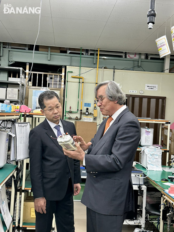 Metran Co., President Tran Ngoc Phuc introducing mechanical ventilator to Da Nang Party Committee Secretary Nguyen Van Quang (left).