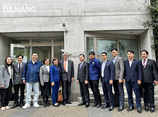 Da Nang officials took a souvenir photo with Metran’s leaders at Japan-based MeTrans Research Center for Mechanical Ventilation in the Paediatric Patient.