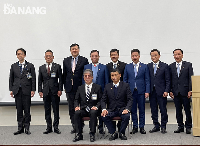 The delegation of Da Nang and leaders of Yokohama City pose for a group photo