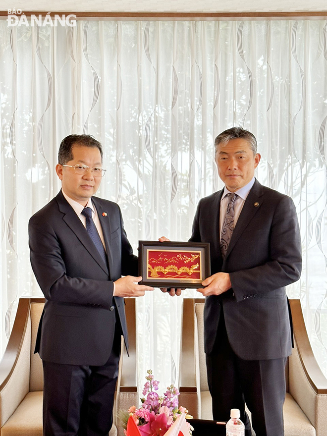 Bí thư Thành ủy Nguyễn Văn Quảng (trái) tặng quà lưu niệm cho Thị trưởng thành phố Kisarazu Watanabe Yoshikuni  .