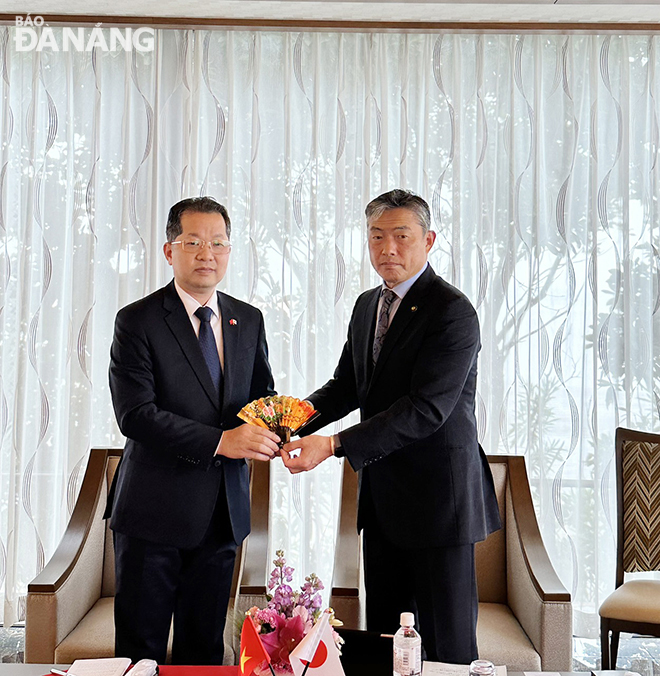Thị trưởng thành phố Kisarazu Watanabe Yoshikuni (phải) tặng quà lưu niệm cho Bí thư Thành ủy Nguễn Văn Quảng.