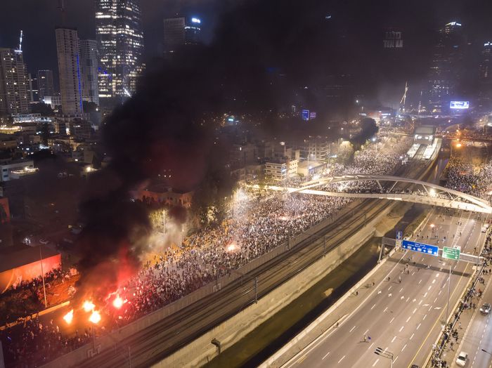 Hàng nghìn người biểu tình chặn một đường cao tốc ở Tel Aviv, Israel nhằm đối kế hoạch đại tu tư pháp của Thủ tướng Benjamin Netanyahu. Ảnh: Báo Tin tức