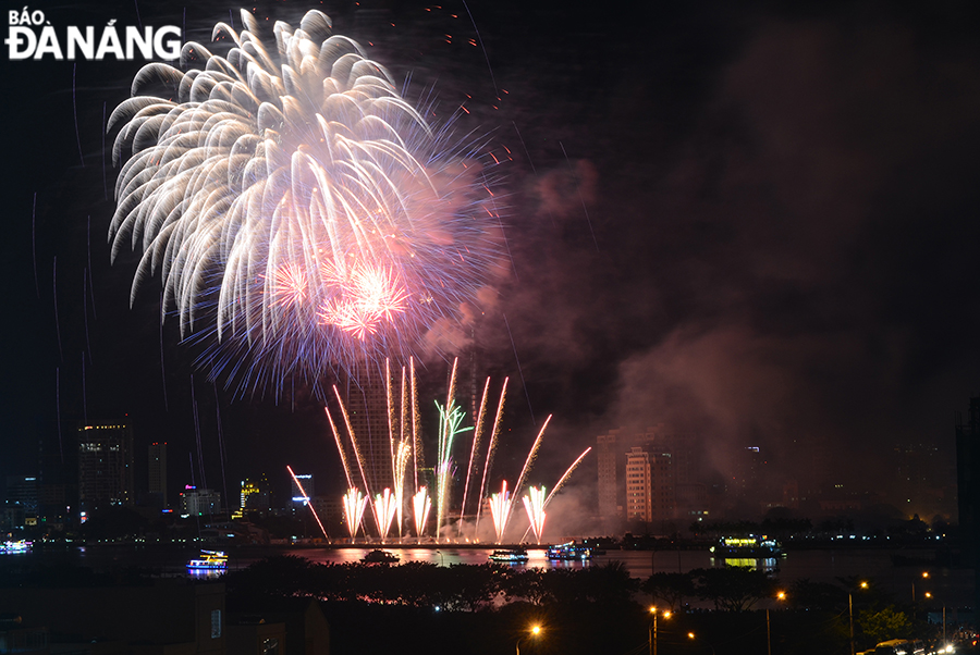 The Da Nang International Fireworks Festival 2023 takes 'World without distance' as its theme. In the photo: A fireworks display at DIFF 2019. Photo: THU HA