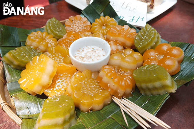 Pig skin cake, a famous specialty originating from Southern provinces, was introduced by pupils of grade 7/1 at the Le Thanh Ton Junior High School based in nHai Chau District at the folk culture festival. Photo: THU DUYEN