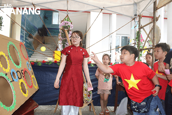 Pupils of the Vo Thi Sau Primary School excitedly participated in the game of throwing a ball. Photo: LE THU