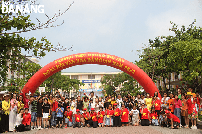 Folk culture festival is an opportunity for teachers and pupils to bond together. Photo: LE THU