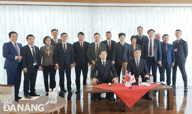 Da Nang officials take a souvenir photo with leaders of Kisarazu City.