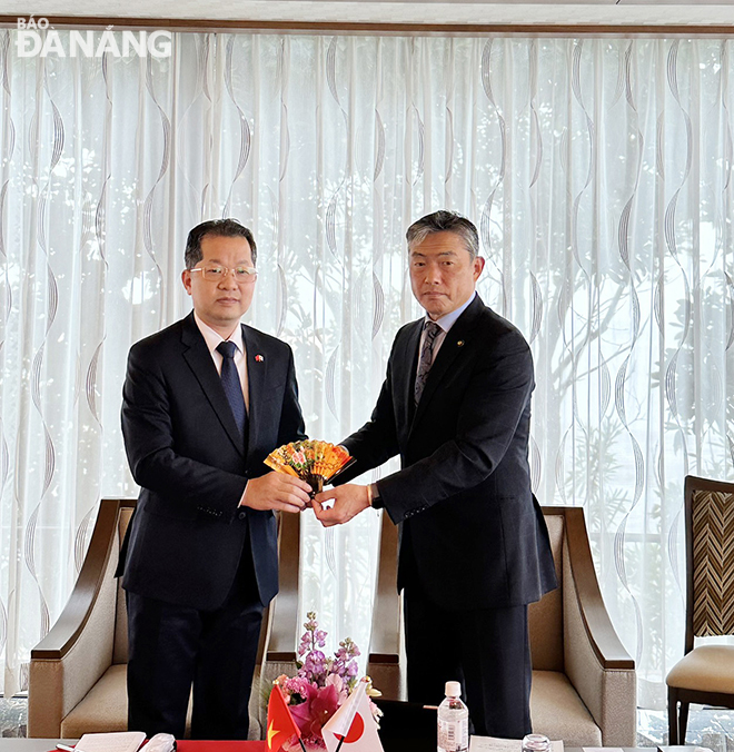 Kisarazu City Mayor Watanabe Yoshikuni (right) presents a souvenir gift to Party Committee Secretary Nguyen Van Quang.