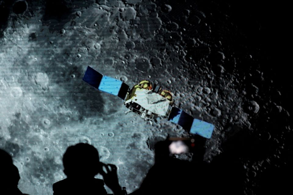 Video tàu vũ trụ trong Sứ mệnh Hằng Nga-5, được phát sóng tại một sự kiện chương trình thám hiểm Mặt Trăng của Trung Quốc, tại Đài quan sát Thiên văn Quốc gia của Viện Hàn lâm Khoa học Trung Quốc (CAS), ở Bắc Kinh, Trung Quốc. Ảnh: Báo Tin tức