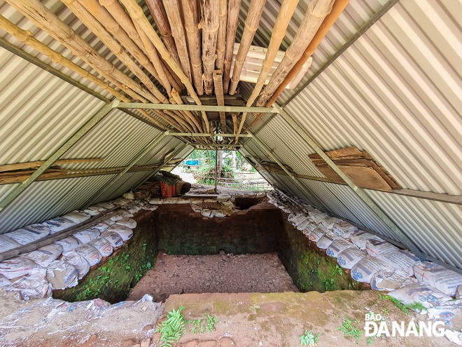 A sacred hole has been found during an excavation at the relic site. It is being protected from rain and wind by the steel roof, whilst sandbags are placed around the hole to avoid landslides.