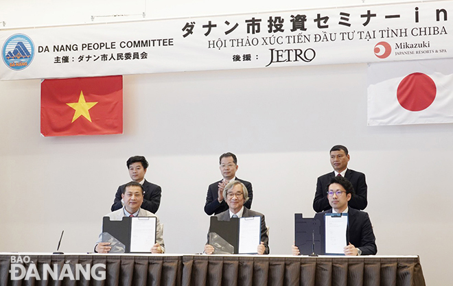 Da Nang leaders witnessing the signing ceremony between Da Nang and Japanese enterprises