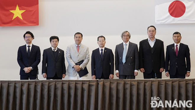 City leaders take souvenir photos with representatives from Da Nang and Japanese businesses signing investment cooperation agreements