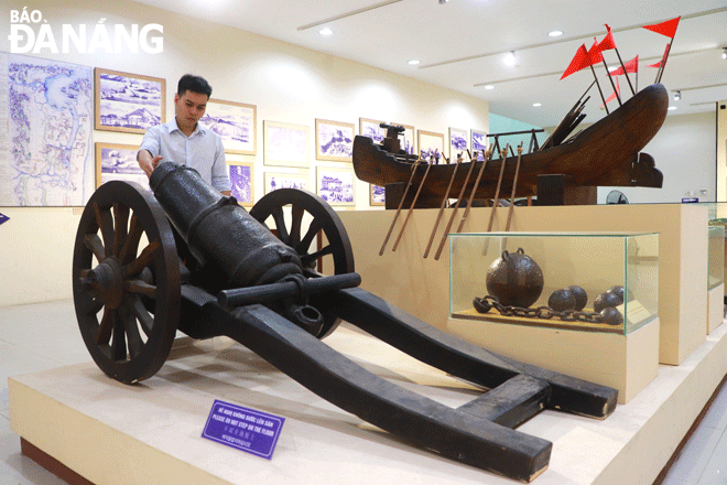 Cán bộ Bảo tàng Đà Nẵng giới thiệu về súng thần công. Ảnh: T.D	