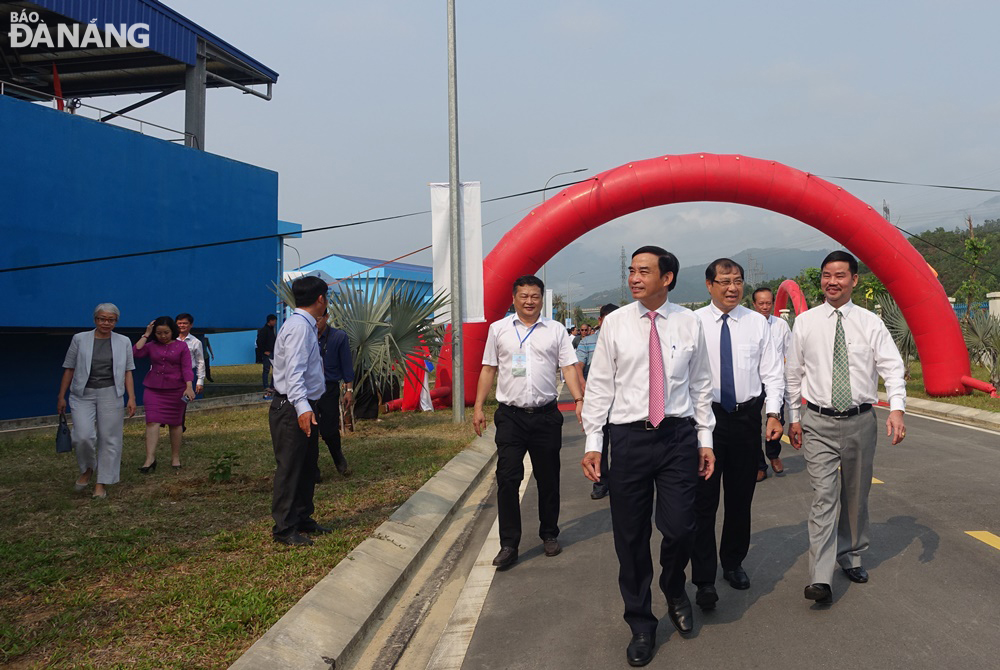 Lãnh đạo và nguyên lãnh đạo thành phố tham quan bên ngoài các nhà xử lý nước tại Nhà máy nước Hòa Liên. Ảnh: HOÀNG HIỆP