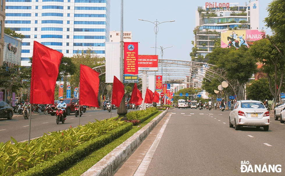 Tại tuyến đường Nguyễn Văn Linh, cờ hoa và các tấm phướn được trang trí rực rỡ.