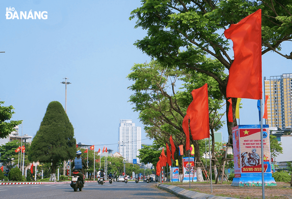 Thành phố rực rỡ cờ hoa cùng các các băng rôn, khẩu hiệu lớn nhỏ.