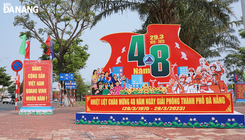 Một tấm pa- nô cỡ lớn bố trí tại nút Bạch Đằng, Như Nguyệt với khẩu hiệu: “Nhiệt liệt chào mừng 48 năm ngày Giải phóng thành phố Đà Nẵng”.