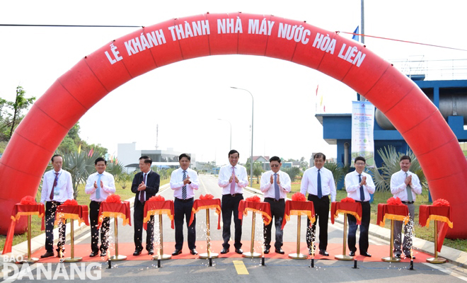 Da Nang Party Committee Deputy Secretary cum People's Council Chairman Luong Nguyen Minh Triet (4th, left), municipal People's Committee Chairman Le Trung Chinh (5th, left) together with other city leaders and former leaders cutting the ribbon to inaugurate the Hoa Lien Water Plant. Photo: HOANG HIEP