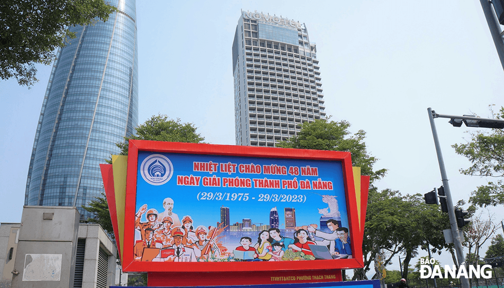 Government departments and agencies, units and households across the city fly Vietnamese national flags to celebrate the 48th anniversary of the Liberation of Da Nang from March 27 to the end of March 30, 2023.