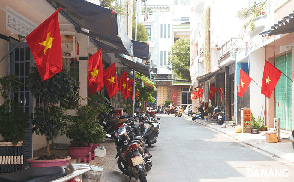 Alleys across Da Nang are being adorned with Vietnamese national flags