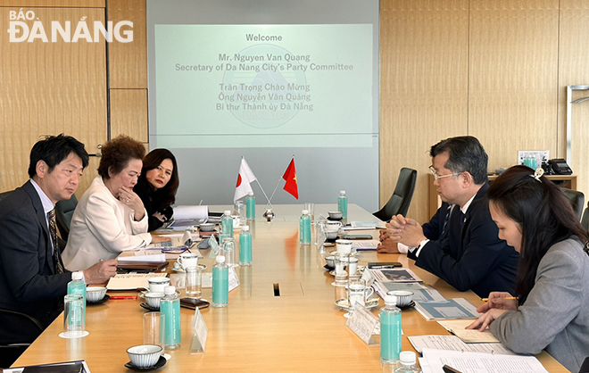 The meeting between Da Nang officials and leaders of Sumitomo Corporation in progress.