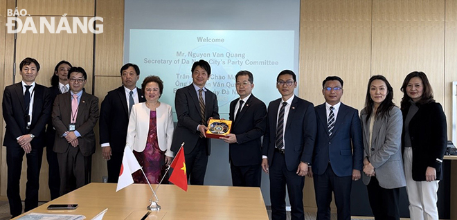 The Da Nang delegation takes a souvenir photos with leaders of Sumitomo Corporation Group