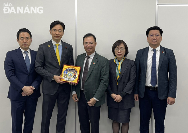 Mr. Vu Quang Hung, the Head of the Authority of the Da Nang Hi-Tech Park and Industrial Parks (third, left) presents a souvenir gift to the leaders of the Alfresa Group.