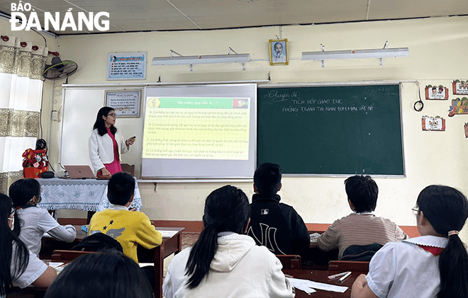 Không nên tạo áp lực học hành cho con trẻ mà hãy để con tự phát huy hết khả năng của mình. Ảnh minh họa