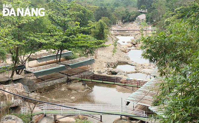 Các công trình xây dựng trái phép, không phép vẫn còn nguyên trạng tại khu vực suối Lương vào ngày 28-3-2023. Ảnh: CHIẾN THẮNG