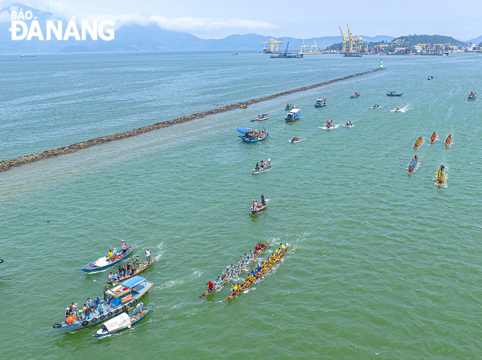 The traditional boat race saw the participation of 10 teams from Da Nang and Quang Nam Province