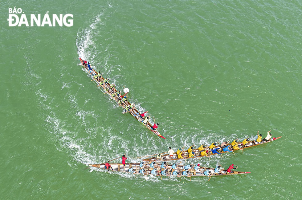 Exciting atmosphere was recorded at the traditional boat race in Da Nang’s Nai Hien Dong Ward