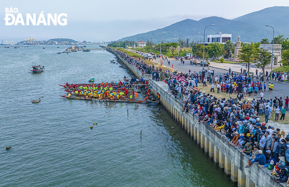 Thousands of people were present at the embankment area at the foot of the Thuan Phuoc Bridge from early morning to cheer racing teams.