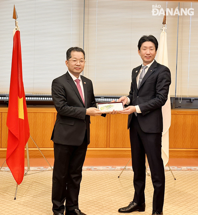 Thị trưởng thành phố Sakai Nagafuji Hideki (phải) trao quà lưu niệm cho Bí thư Thành ủy Nguyễn Văn Quảng.