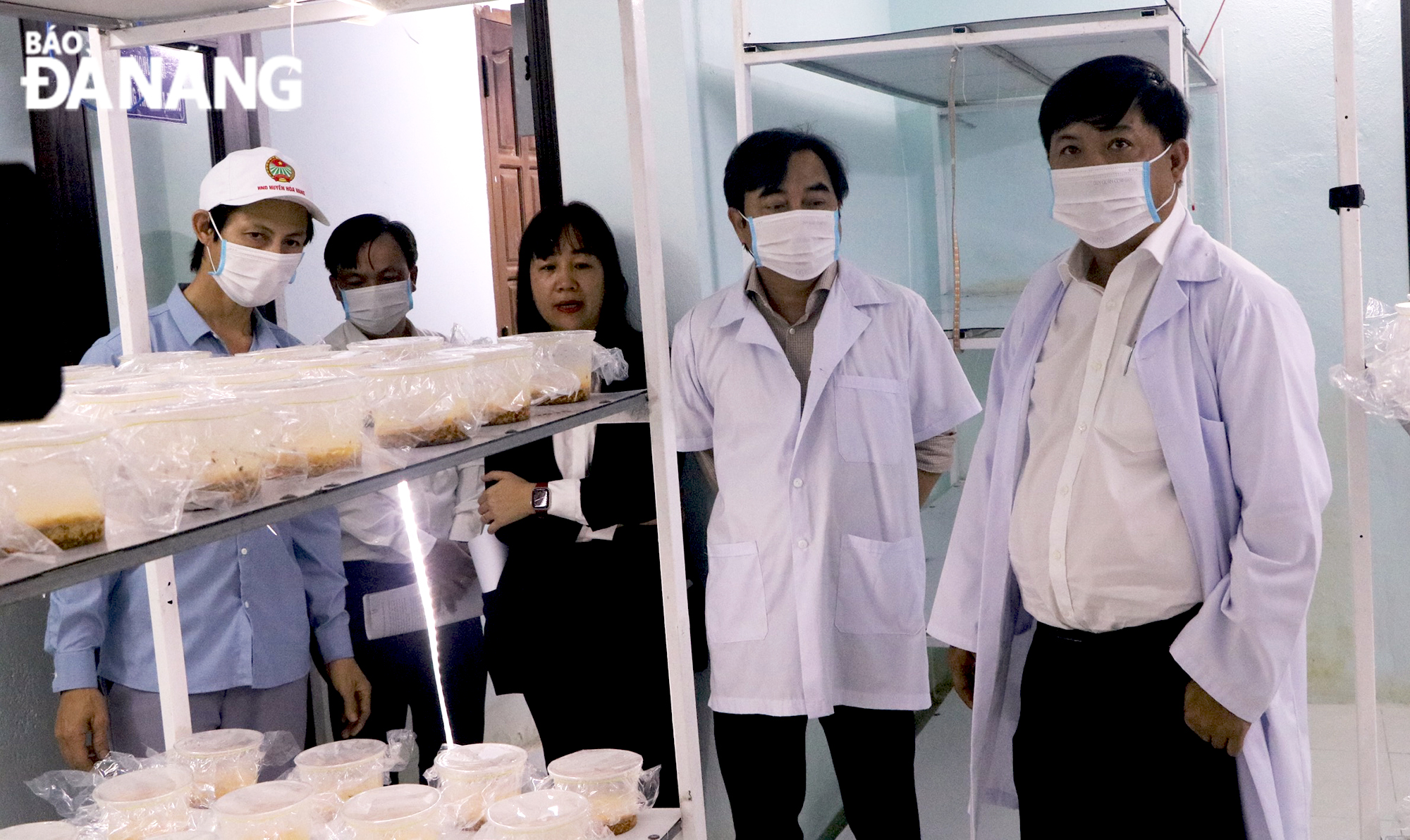 Chủ tịch HĐND thành phố Lương Nguyễn Minh Triết (đầu tiên, bên phải) thăm khu vực trồng nấm đông trùng hạ thảo của hộ kinh doanh Quỳnh Tâm, xã Hòa Phong. Ảnh: VĂN HOÀNG
