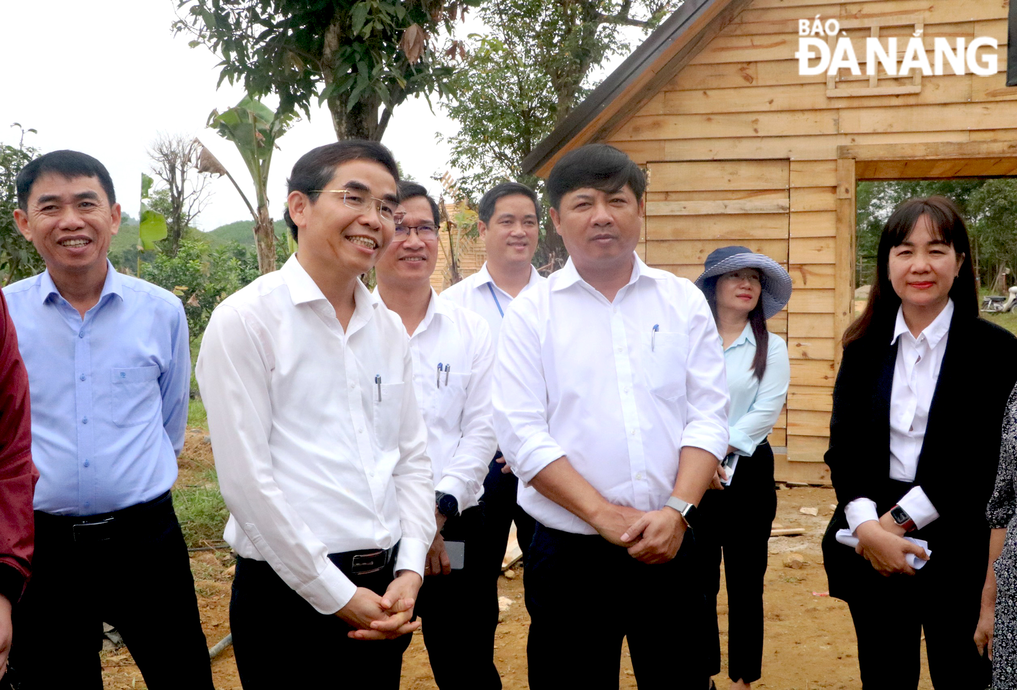 Chủ tịch HĐND thành phố Lương Nguyễn Minh Triết (thứ 2, bên phải) cùng các đoàn thực tế nghe chủ đầu tư mô hình Banarita Glamping Farm báo cáo tình hình triển khai, thí điểm hoạt động du lịch trong sáng 30-3. Ảnh: VĂN HOÀNG 