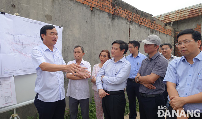 Chủ tịch UBND thành phố Lê Trung Chinh trao đổi với các đại diện các sở, ban, ngành, chính quyền địa phương và người dân dọc cống Khe Cạn về giải pháp xử lý ngập úng và giải tỏa. Ảnh: HOÀNG HIỆP 